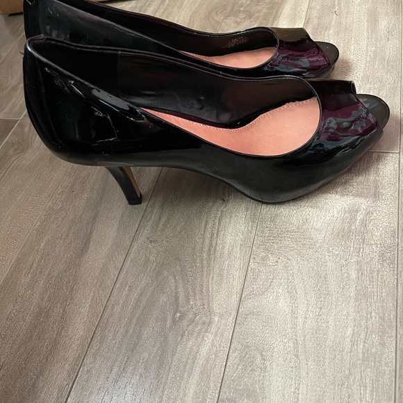 Vince Camuto peep toe heels - Picture 2 of 4